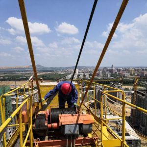 廣西柳州特檢人熱戰“烤”場 保衛特種設備運行安全